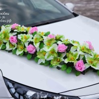 украшение свадебной машины цветами